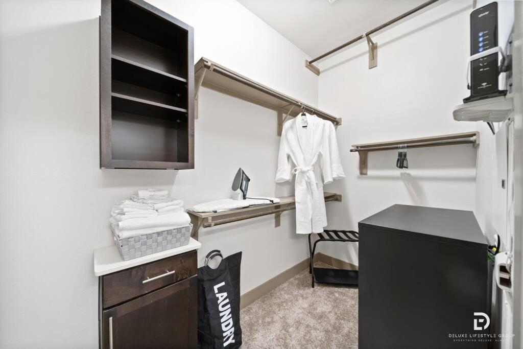 Downtown Houston Deluxe King Suite With Spa Amenities, Pool And Free Parking Exterior foto