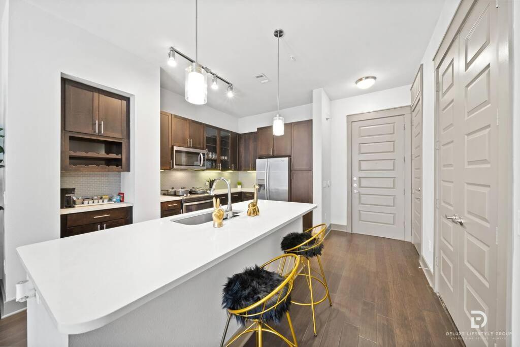 Downtown Houston Deluxe King Suite With Spa Amenities, Pool And Free Parking Exterior foto